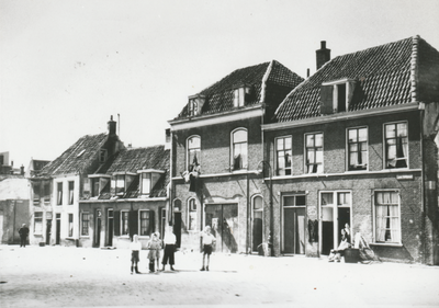 879292 Gezicht op de voorgevels van de nog staande panden aan de westzijde van de Lange Hamstraat in Wijk C te Utrecht, ...